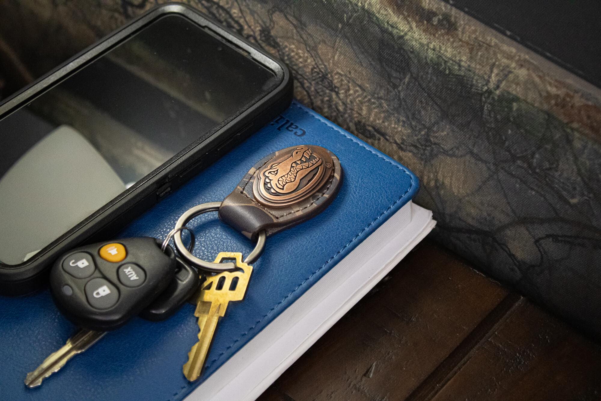 Florida Gators Oval Camo Leather Key Fob. Split Ring and Durable Stitching. Perfect Collegiate Key Chain Gift. Old School Camo Key Chain.