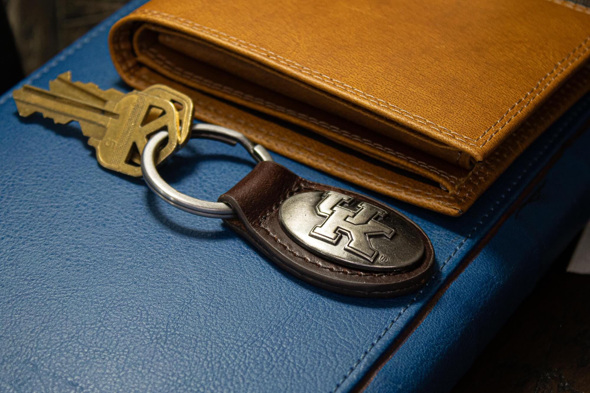 Kentucky Wildcats Oval Leather Key Fob. Sturdy Split Ring and Durable Stitching. Perfect Collegiate Key Chain Gift. Brown or Black Leather.