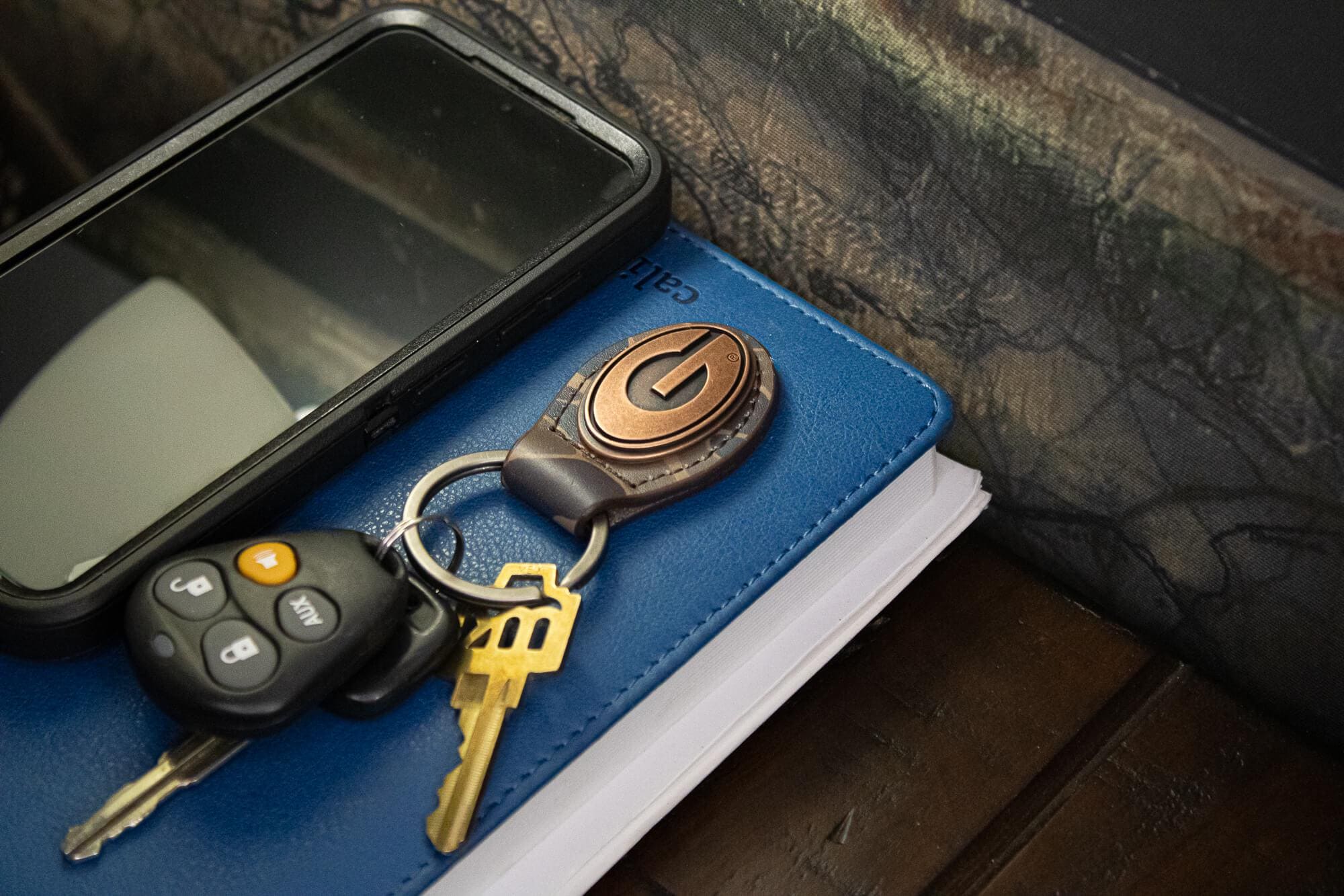 Georgia Bulldogs Oval Camo Leather Key Fob. Split Ring and Durable Stitching. Perfect Collegiate Key Chain Gift. Old School Camo Key Chain.