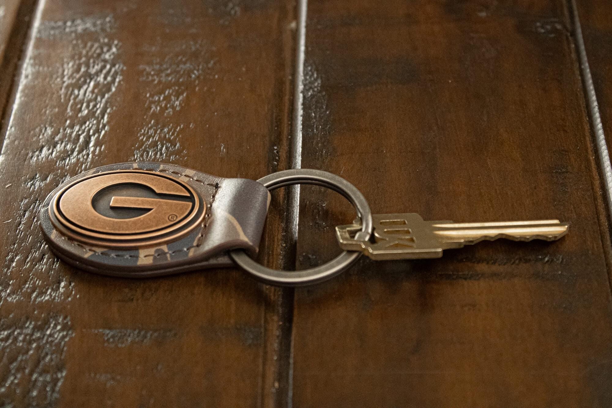 Georgia Bulldogs Oval Camo Leather Key Fob. Split Ring and Durable Stitching. Perfect Collegiate Key Chain Gift. Old School Camo Key Chain.