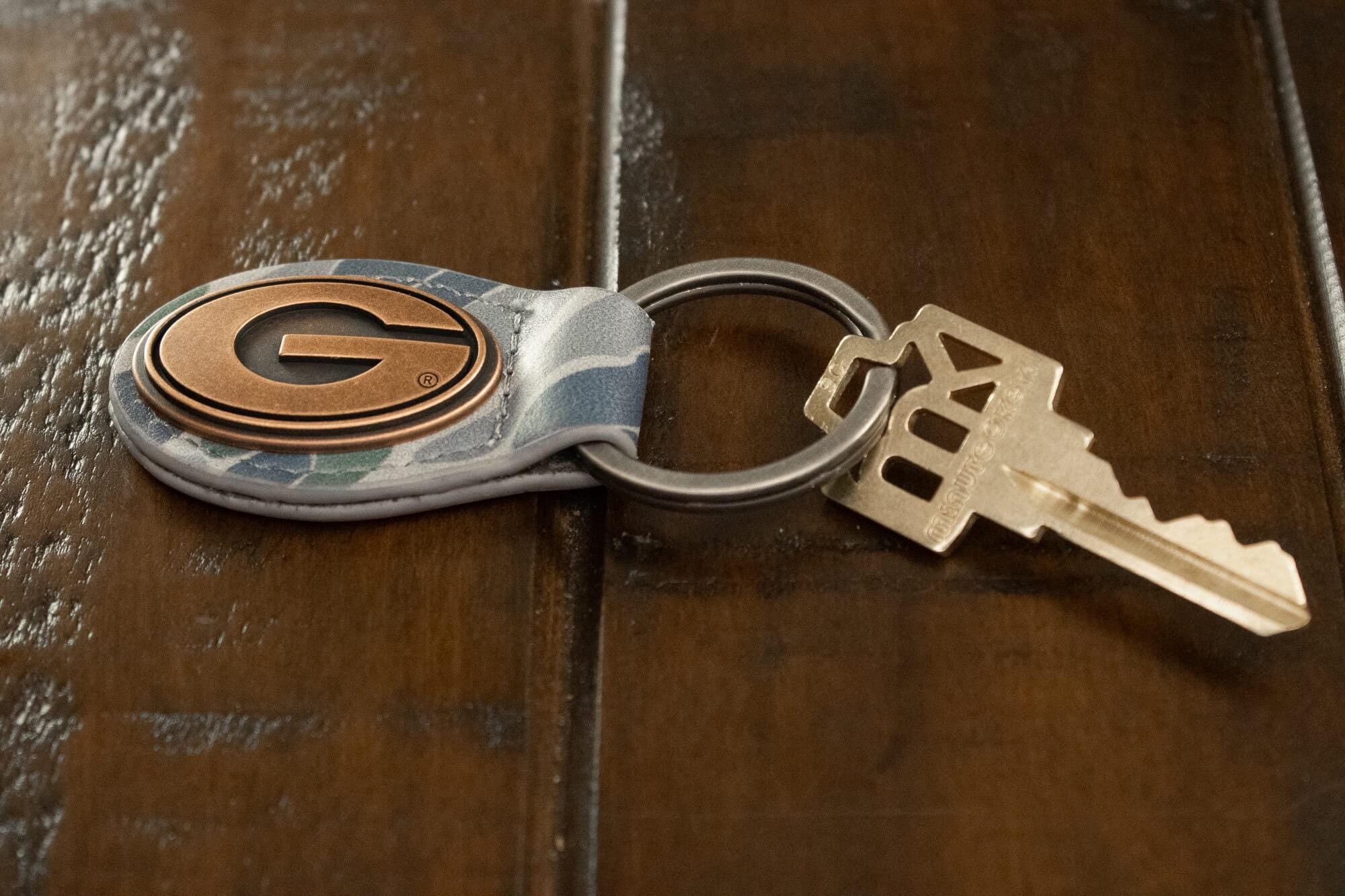Georgia Bulldogs Oval Camo Leather Key Fob. Split Ring and Durable Stitching. Perfect Collegiate Key Chain Gift. Old School Camo Key Chain.